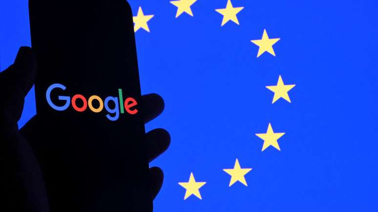 Imagem de ilustração mostra o logotipo do Google em um smartphone com a bandeira da União Europeia ao fundo.