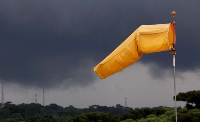 Frente fria associada a ciclone extratropical traz temporal e ventos fortes ao Sul
