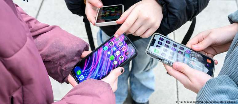 Plataformas digitais na Austrália deverão adotar sistemas de verificação de idade, sob risco de multa