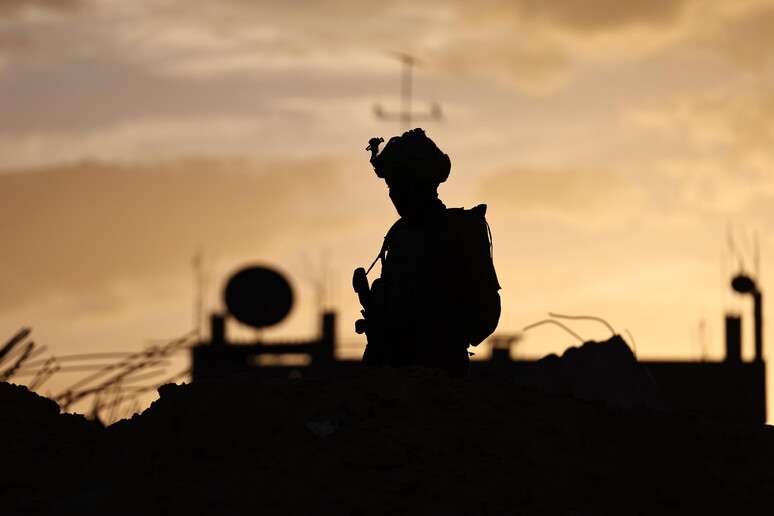 Soldado israelense faz inspeção em Rafah, no sul de Gaza