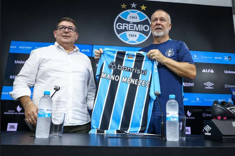 Mano Menezes em apresentação pelo Grêmio em abril. 