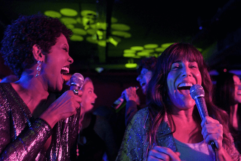 “Sexa” conta a história de uma mulher de 60 anos que se apaixona por um homem 25 anos mais jovem 