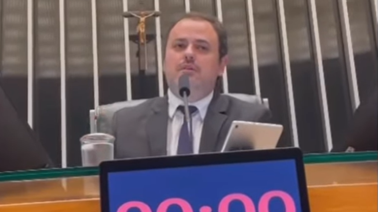 Glauber ocupou a cadeira da Presidência da Câmara