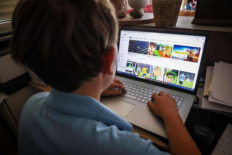 Austrália torna-se 1º país a impedir uso de redes sociais a menores de 16 anos