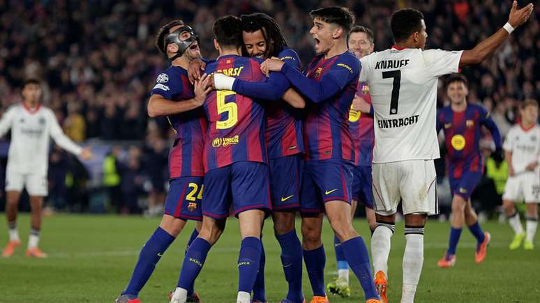 Jogadores do Barcelona comemorando gol