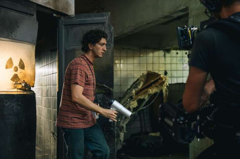 Johnny Massaro nos bastidores da série 'Emergência Radioativa', que já havia sido anunciada pela Netflix