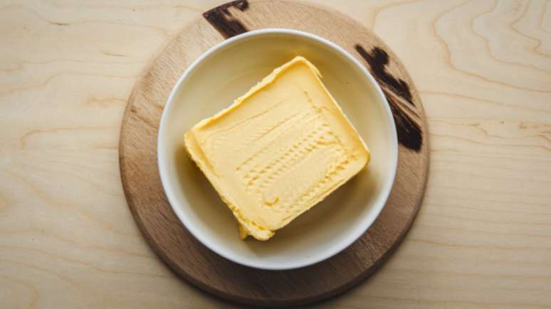 Manteiga ou margarina? Saiba como cada uma afeta o colesterol, quais são os riscos e benefícios, e descubra a melhor para a sua rotina