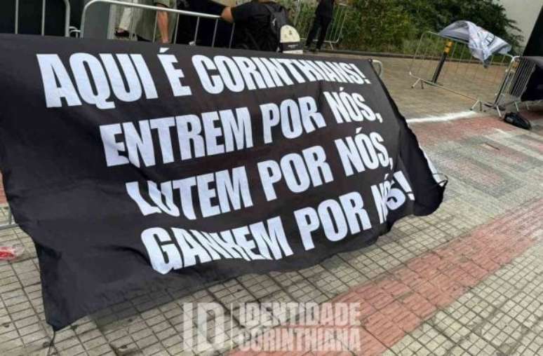 Faixa estendida por torcedores do Corinthians em Belo Horizonte –