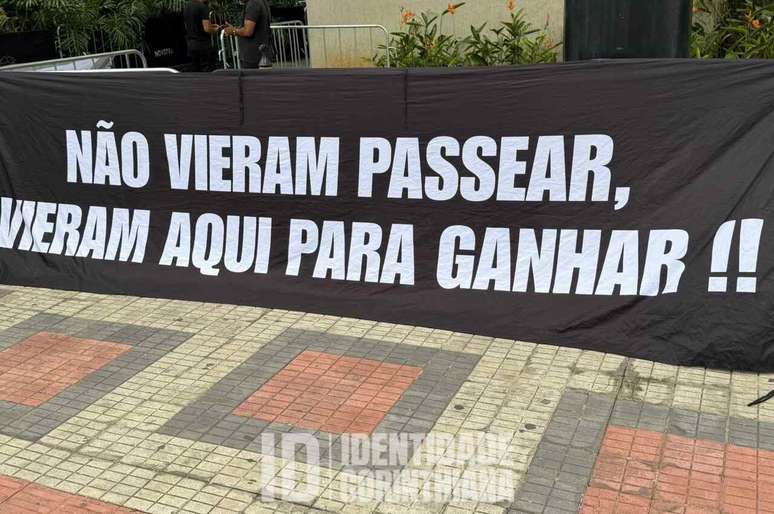 Faixa estendida por torcedores do Corinthians em Belo Horizonte –