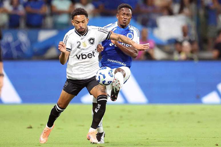 Vitinho chama atenção após boa temporada no Botafogo –