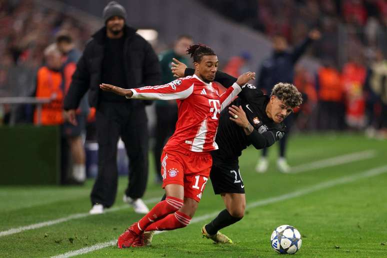 Michael Olise, do Bayern, em disputa de bola com Maximiliano Araujo, do Sporting –