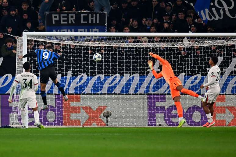 Scamacca empatando a partida 