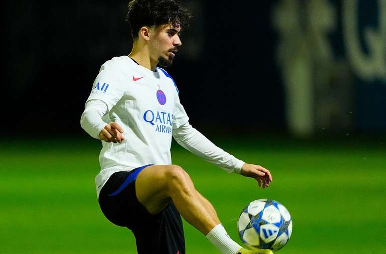 Vitinha durante treinamento do PSG –
