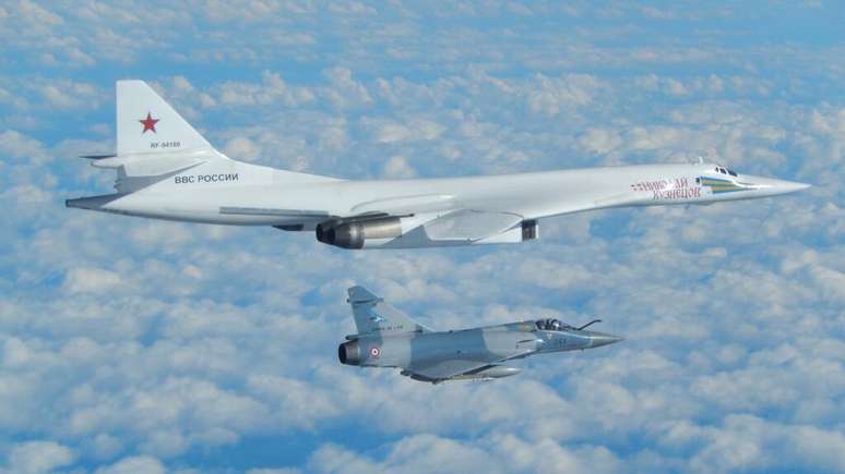 Interceptação de um bombardeiro russo Tupolev 160 por um caça francês Mirage.