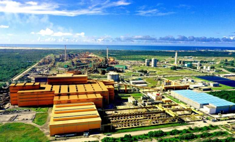 Vista da siderúrgica de Pecém, da ArcelorMittal, no Ceará, que faz placas e foi adquirida em 2022 por R$ 11,2 bilhões