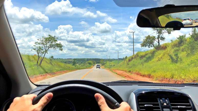 Mãos em volante de carro