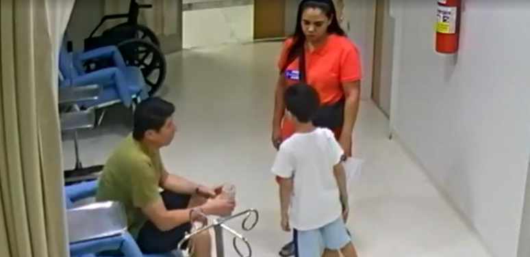 O menino Benício chegou andando ao hospital acompanhado dos pais