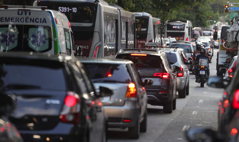 Motorista de ônibus fazem paralisação em SP; sindicato alega atraso em pagamentos