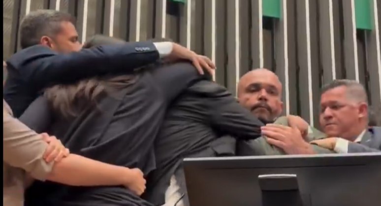 Glauber Braga é retirado a força