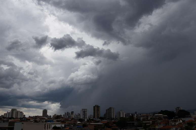 Nuvens carregadas e chuva em São Paulo nesta segunda-feira, 8, em São Paulo. A capital está em estado de atenção para alagamentos. Na foto a cidade vista a partir da zona norte.