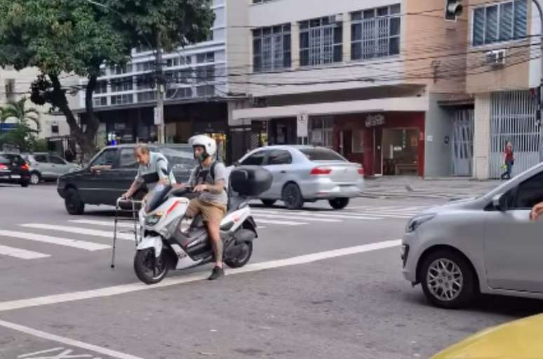 Cena foi flagrada em uma rua da Tijuca, no Rio de Janeiro