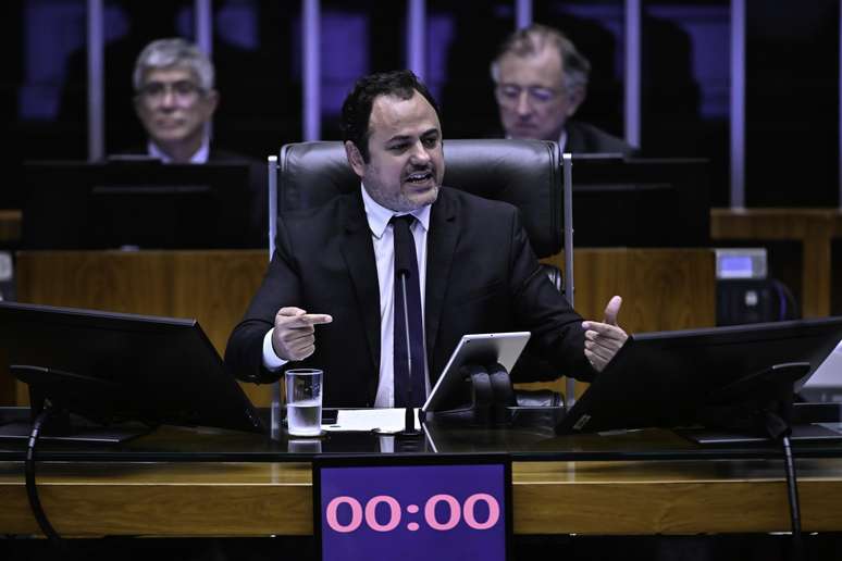 Glauber ocupa a mesa diretora