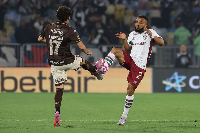 Nuno Moreira e Samuel Xavier disputam bola em clássico entre Vasco e Fluminense no Brasileirão