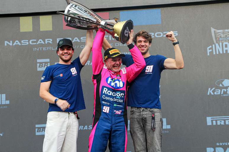 Rubens Barrichello celebra seu titulo da NASCAR Brasil no ano de estréia
