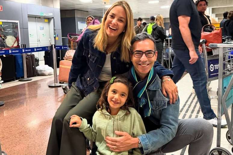 Ticiane, Manuella e César no aeroporto