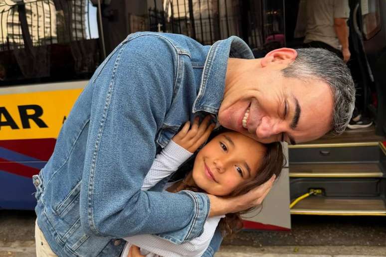 César abraça Manuella antes da filha ir à escola