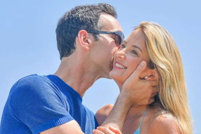 Ticiane sendo beijada no rosto por César