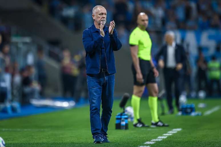 Mano Menezes deixa Grêmio após oito meses de trabalho