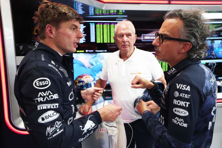 Max Verstappen, Laurent Mekies e Helmut Marko durante o GP de Singapura de 2025