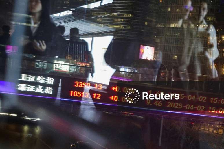 Telão com cotações acionárias em Xangai
02/04/2025. REUTERS/Go Nakamura