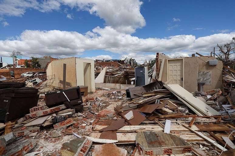 Em novembro, um ciclone extratropical gerou um tornado que atingiu o Paraná, deixando seis mortos