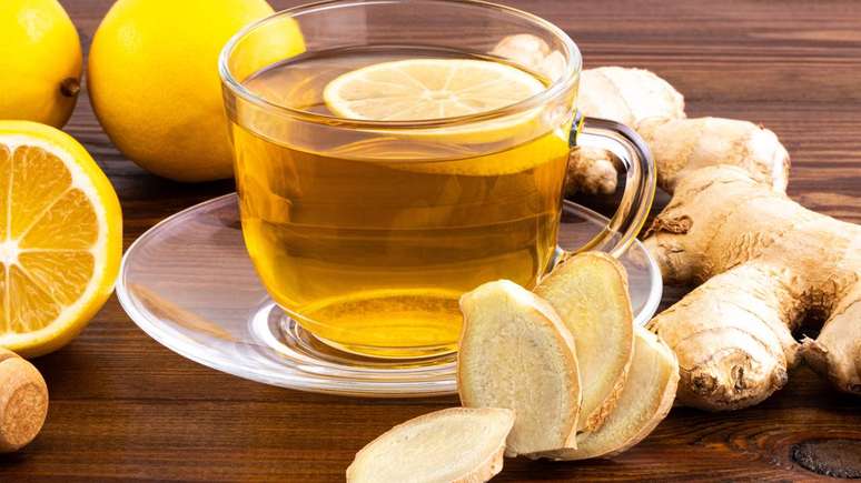 Pesquisas indicam que os compostos do chá de gengibre podem contribuir para a redução de processos inflamatórios leves, comuns em situações de estresse físico, alimentação desbalanceada ou exposição a poluentes – depositphotos.com / alex_skp