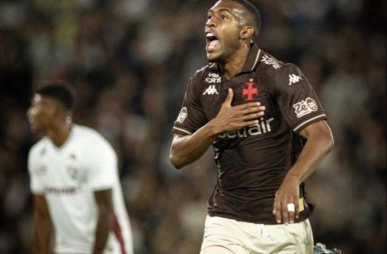 Na vitória sobre o Fluminense, Fernando Diniz teve o seu nome gritado pelo torcedor. Atualmente, a situação do treinador com a torcida não é boa.