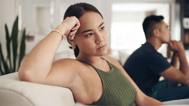 Descubra como cada signo se comporta quando perde o interesse no relacionamento e quais sinais entregam essa mudança.