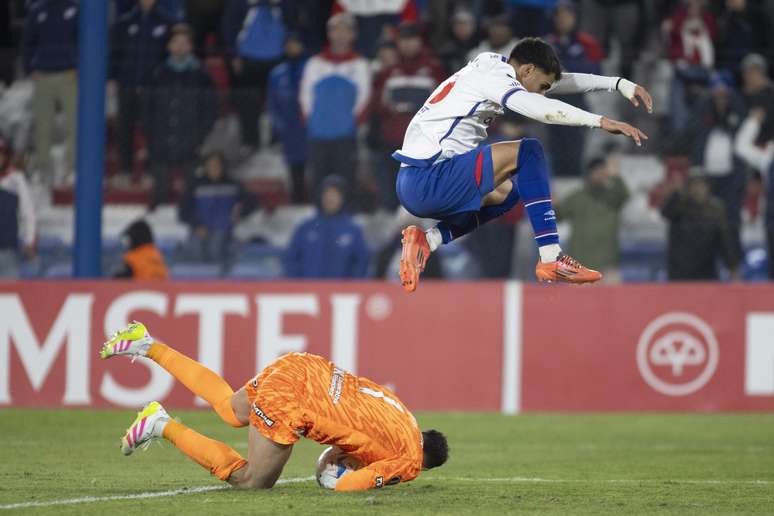 Lucas Villalba em ação pelo Nacional na Libertadores 
