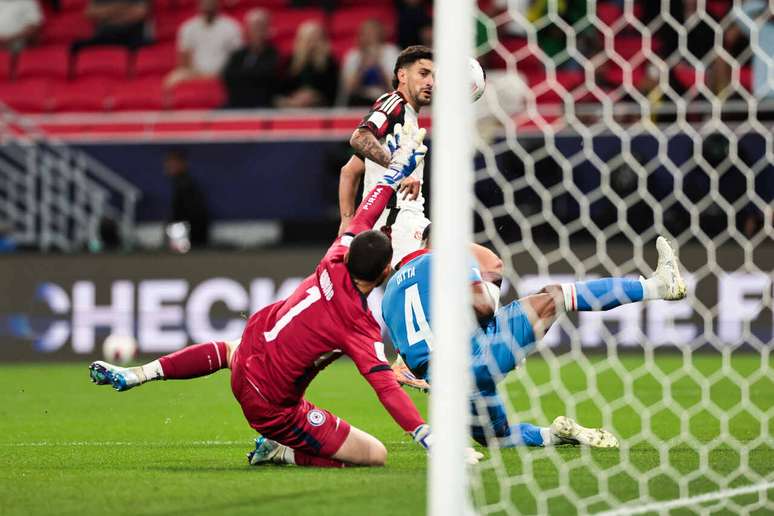 De Arrascaeta toca por cima para fazer o segundo do Flamengo no jogo –