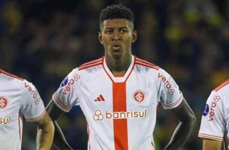 No meio da comemoração colorada pela permanência, Vitão paga promessa e atravessa o gramado do Beira-Rio de joelhos. –