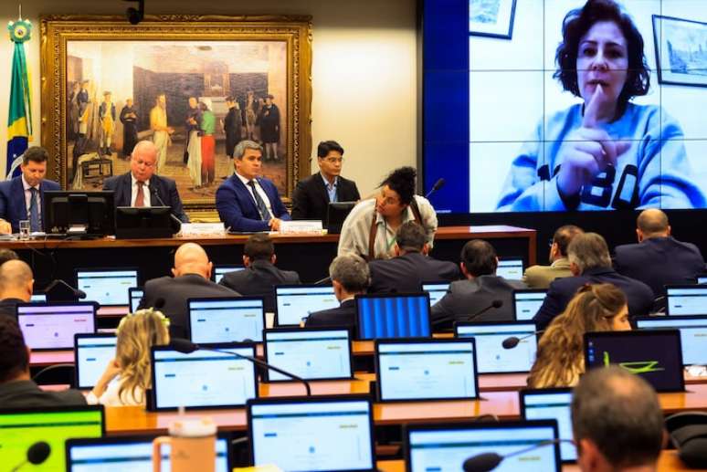 Câmara dos Deputados decide se Carla Zambelli terá mandato cassado