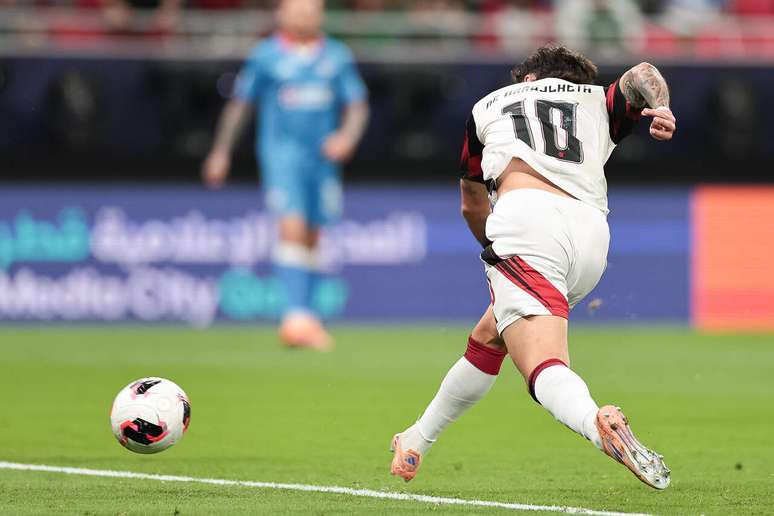 Arrascaeta dribla o goleiro e abre o placar para o Flamengo –