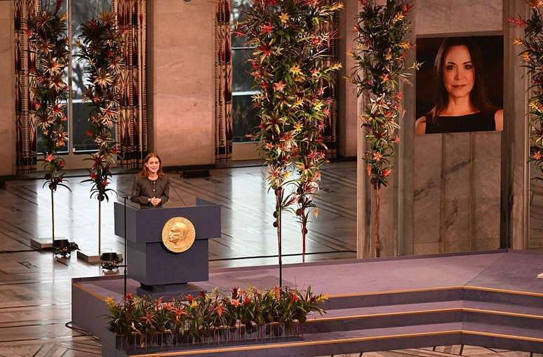 A organiza&ccedil;&atilde;o Nobel disse que atribuiu o pr&ecirc;mio a Mar&iacute;a Corina Machado por sua luta pela democracia na Venezuela