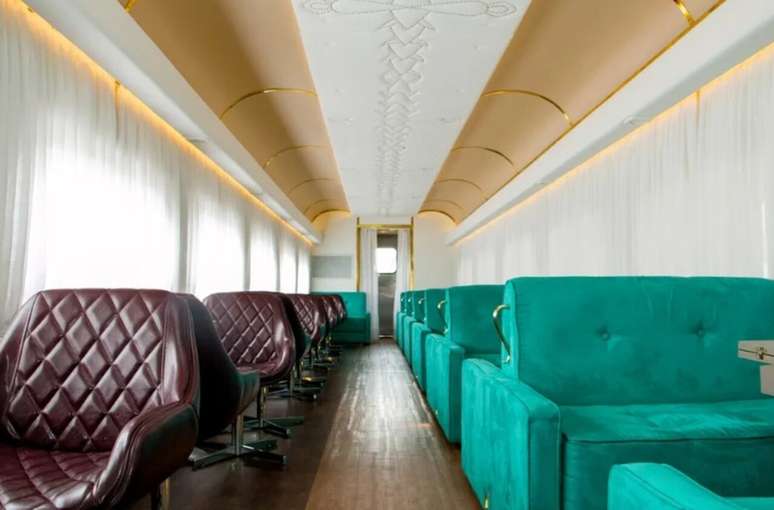As categorias de alto padrão do Trem da Serra do Mar contam com vagões restaurados, decoração cuidadosa e atendimento voltado para a experiência de conforto, sem abrir mão da estética ferroviária clássica – Divulgação