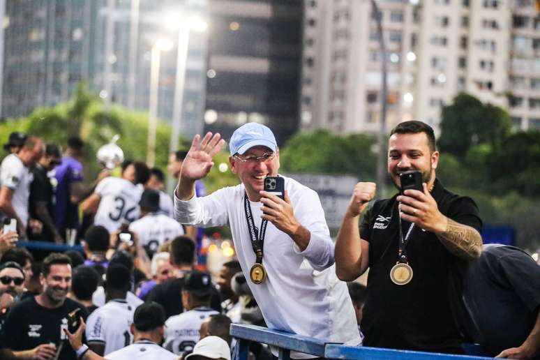 John Textor ao lado de Alessandro Brito (à direita) (