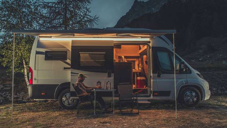 Interior organizado e funcional: no dia a dia do motorhome, planejamento de água, energia e descarte é essencial para manter tudo funcionando bem – depositphotos.com / welcomia