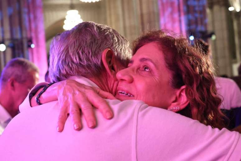 Ato interreligioso realizado na noite deste sábado, 25 de outubro de 2025, na Catedral da Sé, região central de São Paulo, reuniu lideranças religiosas, familiares e movimentos sociais em homenagem a Vladimir Herzog e a todas as vítimas da ditadura militar. Na foto, Ivo Herzog e Miriam Leitão.