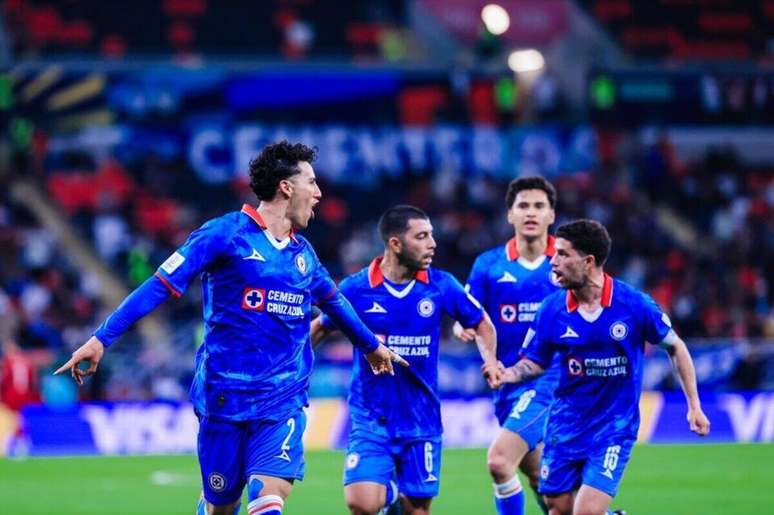 Jogadores do Cruz Azul comemoram golaço de Sánchez –