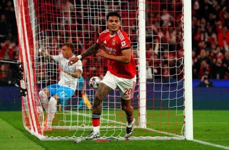 Richard Ríos foi o dono do jogo, com um gol e uma assistência para dar a vitória ao Benfica.